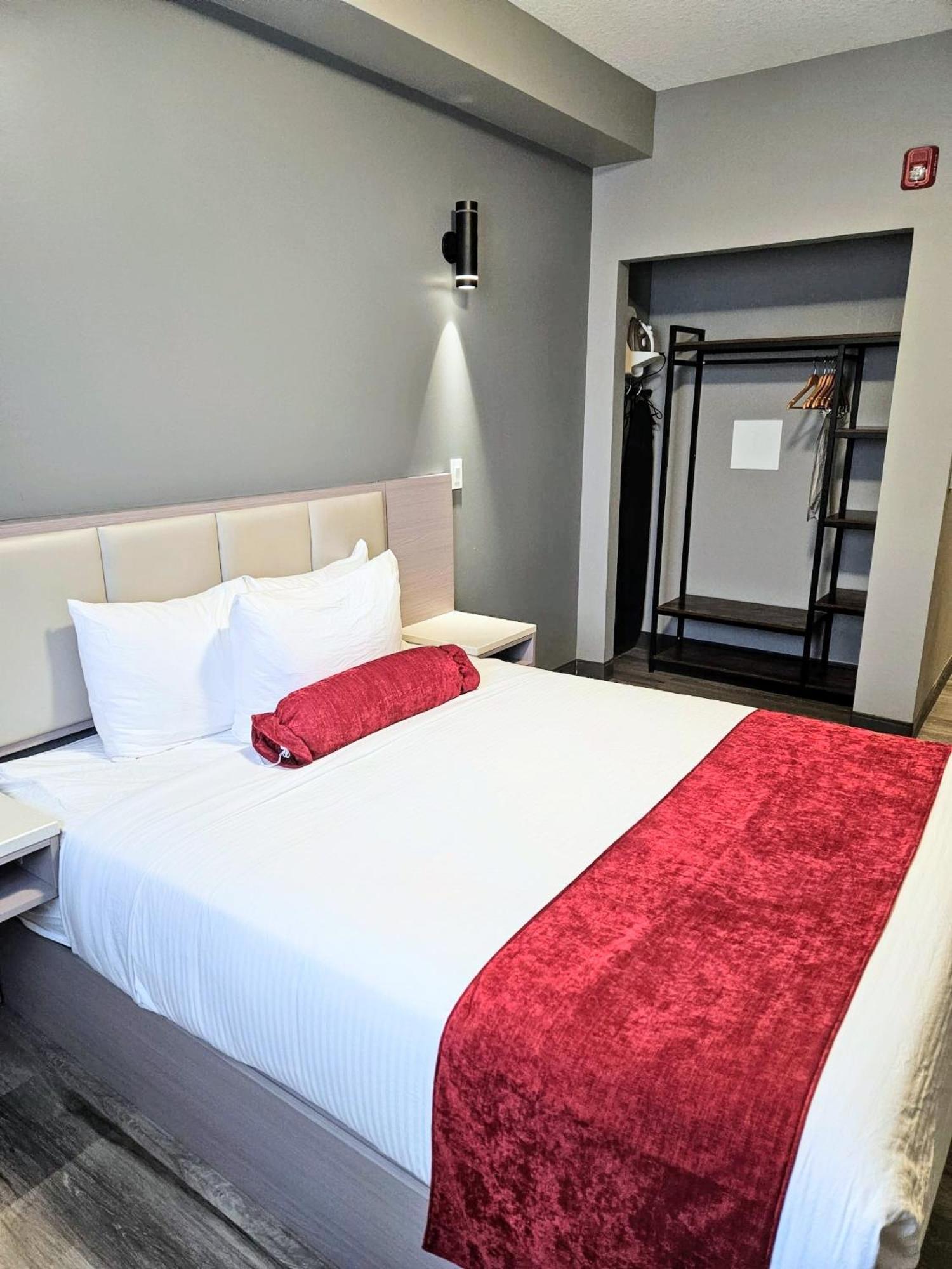 Ramada By Wyndham West Edmonton Hotel & Suites Exterior foto