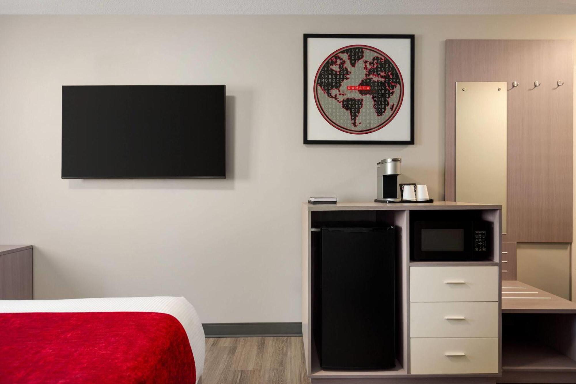 Ramada By Wyndham West Edmonton Hotel & Suites Exterior foto