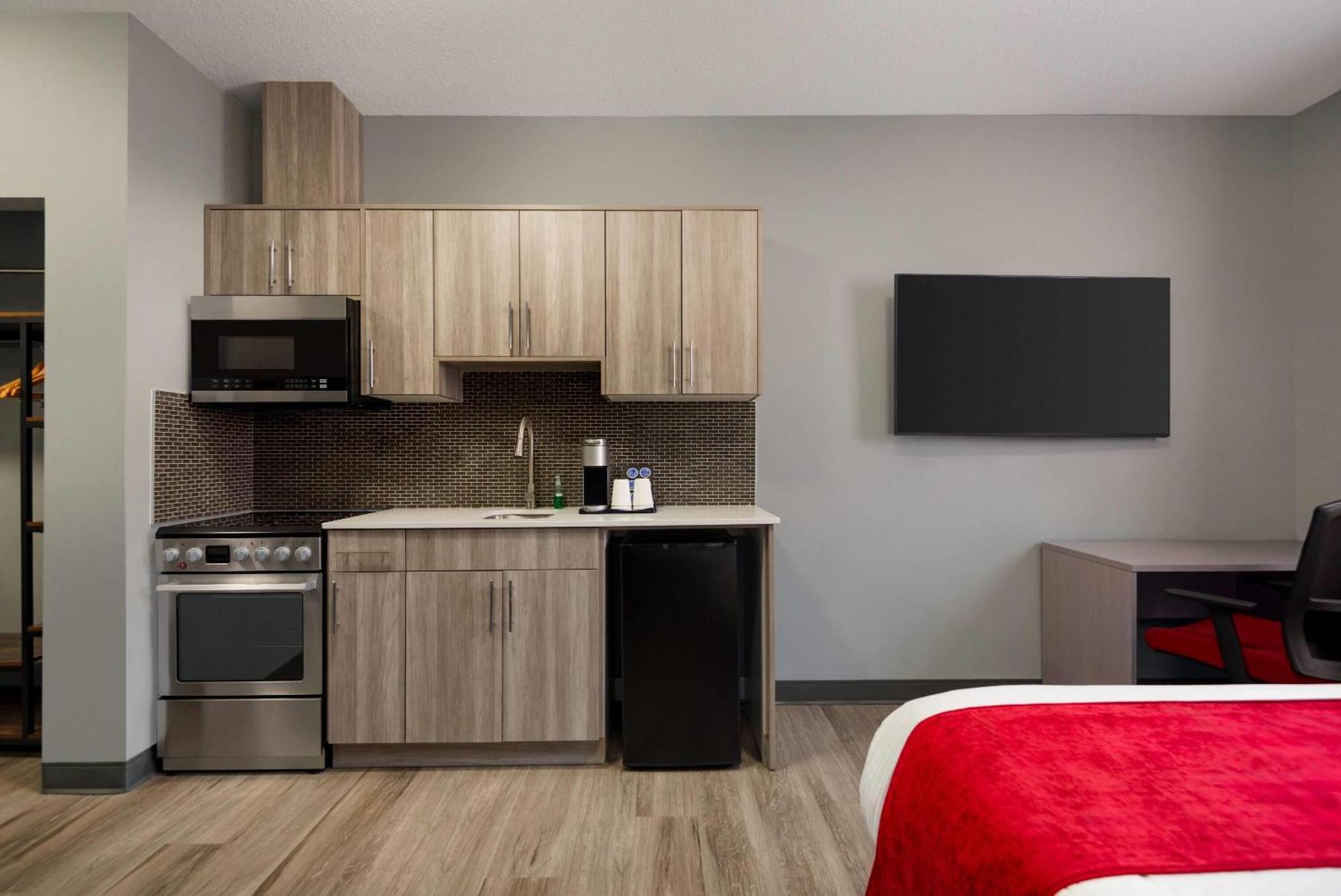 Ramada By Wyndham West Edmonton Hotel & Suites Exterior foto